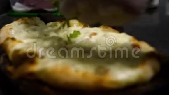 厨师用绿色装饰披萨框架厨师的特写将阿鲁古拉色拉浇铸在成品比萨饼上小披萨视频的预览图