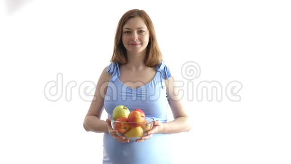 漂亮的孕妇手里拿着一碗苹果视频的预览图