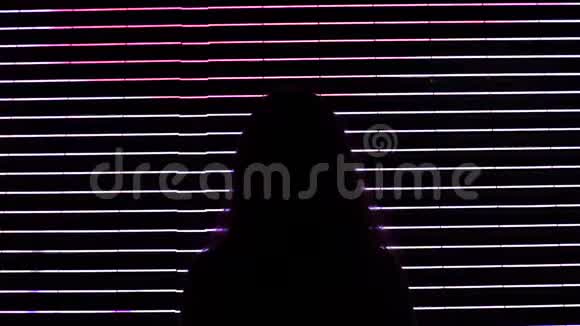 女性轮廓夜间照明迪斯科生活方式城市俱乐部性感视频的预览图