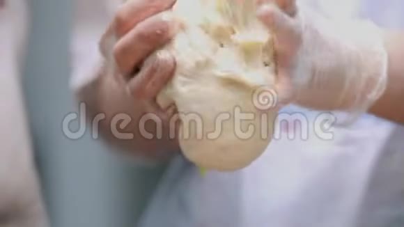 厨师揉捏酵母面团的特写库存录像工业企业的厨师准备复活节视频的预览图