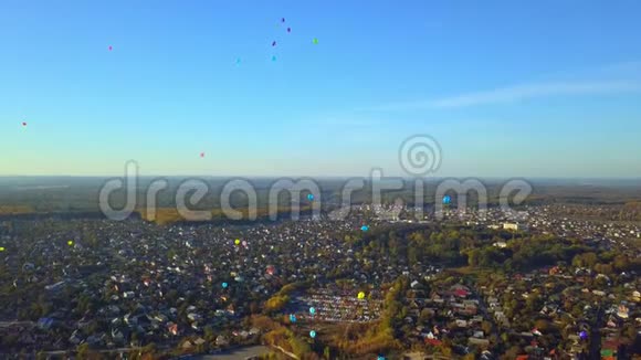 城市上空彩色气球的鸟瞰图视频的预览图