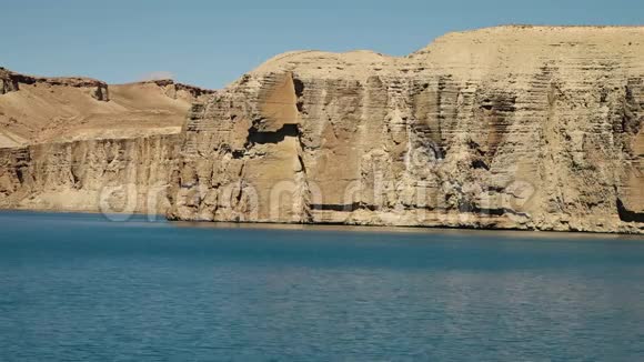 石灰华岩石悬崖与蓝色淡水湖视频的预览图