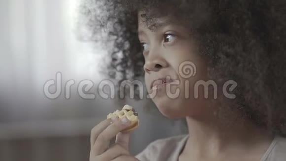 小黑头发的孩子嚼着美味的饼干有食欲不健康的食物视频的预览图