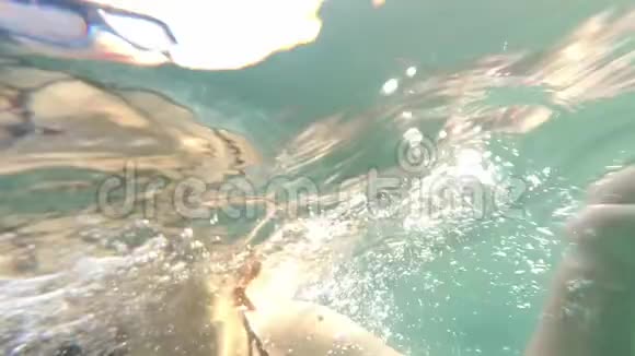 一位棕色头发的年轻女子带着游泳面罩在水下观看动作摄像机不带潜水视频的预览图