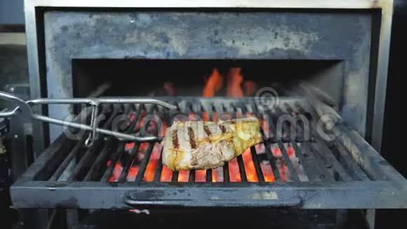 在火烤架和烧烤上吸烟美味多汁的肉牛排视频的预览图