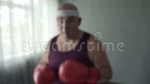 有目的肥胖男子的影子拳击训练男子减肥训练视频的预览图