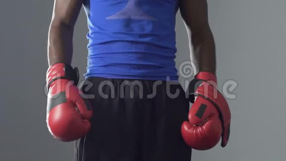 拉丁拳击手戴防护手套在健身房打影子有目标感视频的预览图