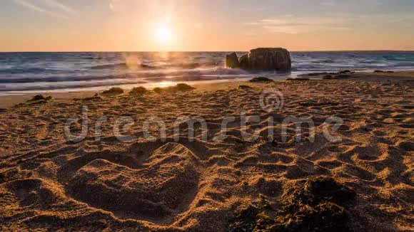 海滩上的心法国布列塔尼浪漫的日落时光视频的预览图