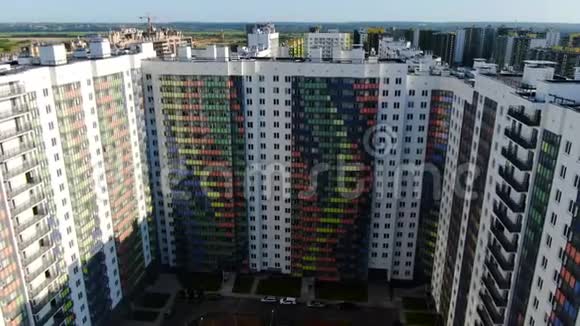多层住宅建筑多色立面的俯视图动作美丽的现代设计立面视频的预览图