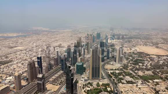 谢赫扎耶德公路摩天大楼和地标迪拜城市道路和塔从哈利法俯瞰视频的预览图