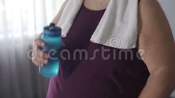口渴的肥胖者在家中接受有氧训练后可以饮水和放松视频的预览图