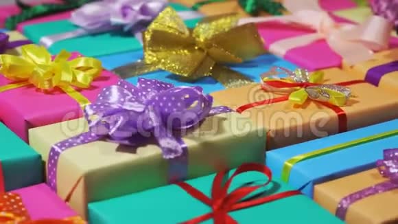 五颜六色的礼品盒一个漂亮的包裹里有很多节日礼物轮调视频的预览图