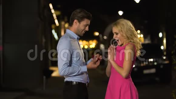 有钱的新郎给他的女朋友买了一枚昂贵的戒指视频的预览图