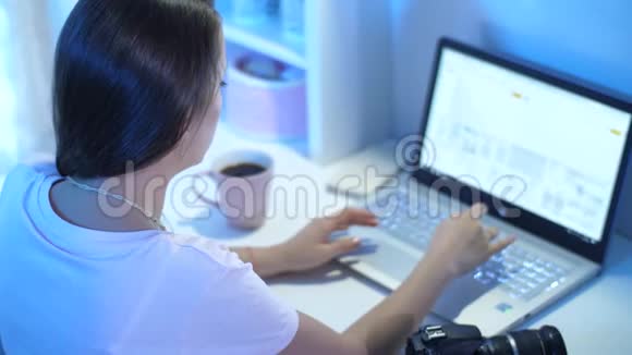 在家里用笔记本电脑工作的女人视频的预览图