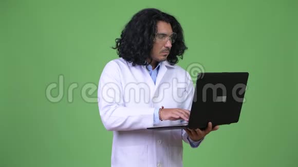 帅哥科学家在使用笔记本电脑时思考视频的预览图