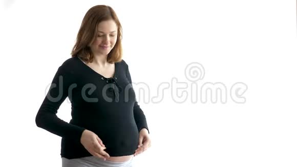 孕妇在镜头前露出腹部视频的预览图