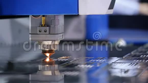 高精度机器人焊接操作特写视频的预览图