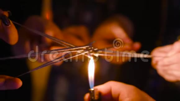 许多人手拿着火花在庆祝活动中点燃它们视频的预览图