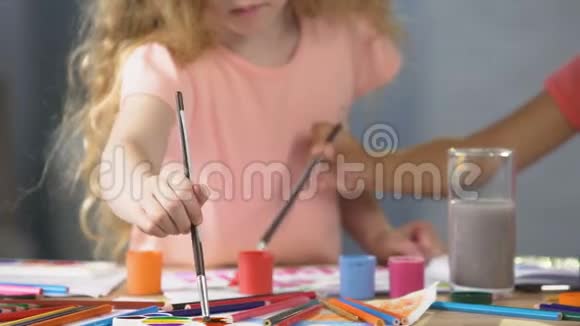 女学龄前儿童在艺术俱乐部业余爱好和休闲活动中绘画视频的预览图