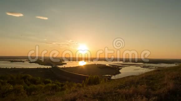 夏季日落时从高山观赏美景视频的预览图