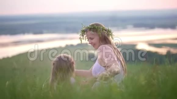 可爱的母亲和女儿休息享受美丽的风景从夏天的山视频的预览图