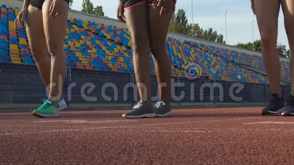 准备在起跑线上慢动作奔跑的年轻女运动员的特写镜头视频的预览图