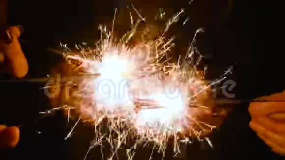 许多人手拿着火花在庆祝活动中点燃它们视频的预览图