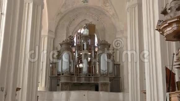 教堂里的旧琴视频的预览图