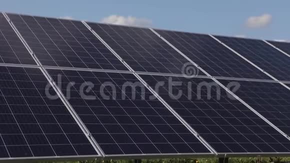 在美丽的云层背景下的全景太阳能电池板太阳能电池板视频的预览图
