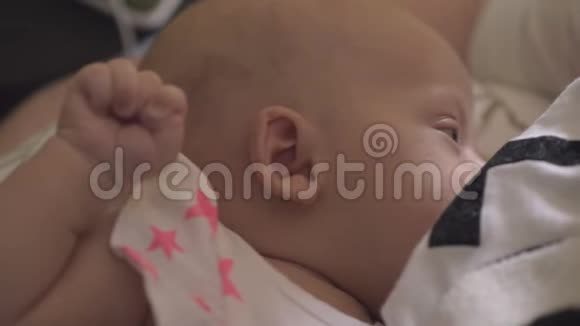 母乳喂养婴儿白天睡觉前视频的预览图