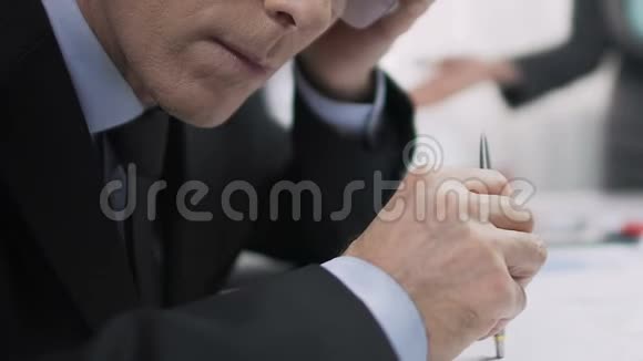男工开会时在桌上敲笔听老板喊强调视频的预览图