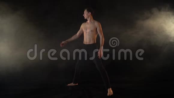 男运动员抓住女人表演杂技瑜伽动作视频的预览图