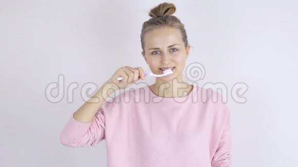 可爱的年轻女人用牙刷刷牙视频的预览图