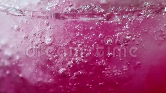 饮料细节中抽象的美在玻璃中加入冰红汽水视频的预览图