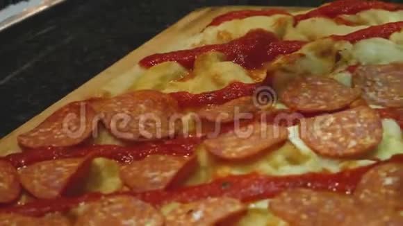 准备披萨意大利香肠的厨师特写框架厨师戴着手套把意大利香肠片放在生披萨上视频的预览图