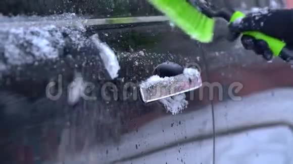 在特写镜头中用雪刷清洁汽车视频的预览图