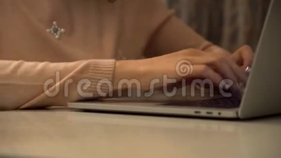 男人把杯子放在桌子上给一个有笔记本电脑的女人关上女商人坐在办公桌前用键盘打字视频的预览图