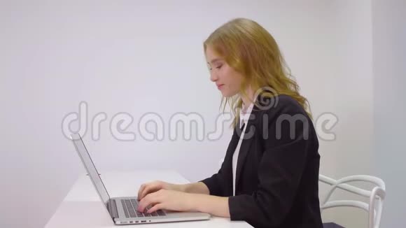 办公室里漂亮的女上班族在笔记本电脑键盘上打字视频的预览图