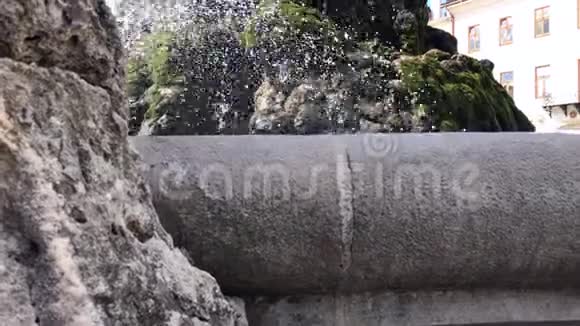 在斯洛伐克班斯卡比斯特里察斯洛伐克民族起义的主要广场上的喷泉特写视频的预览图