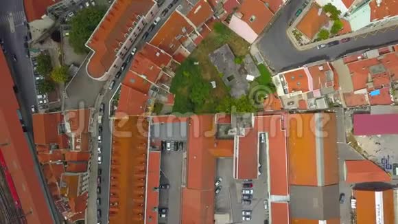 从上往下看葡萄牙里斯本的建筑物和城市视频的预览图