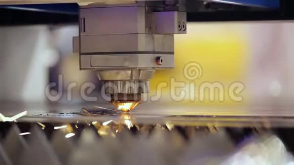 激光焊接机器人切割自动化工艺特写视频的预览图