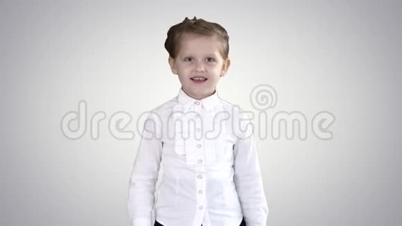 小女孩走着在渐变的背景上微笑视频的预览图