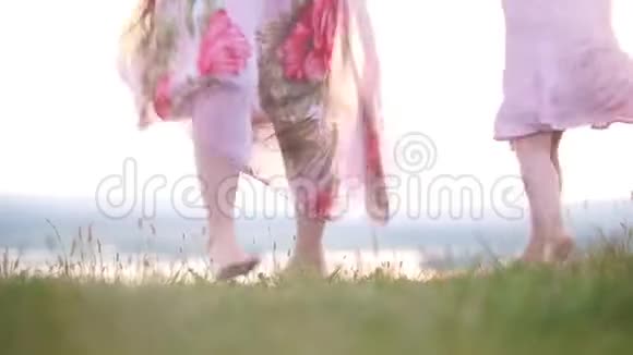 夏日夕阳下母女两人光着脚在草地上尽情跳舞视频的预览图