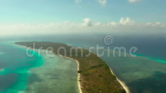 卡纳本干岛有沙滩热带岛屿与白色海滩上的大环礁鸟瞰视频的预览图