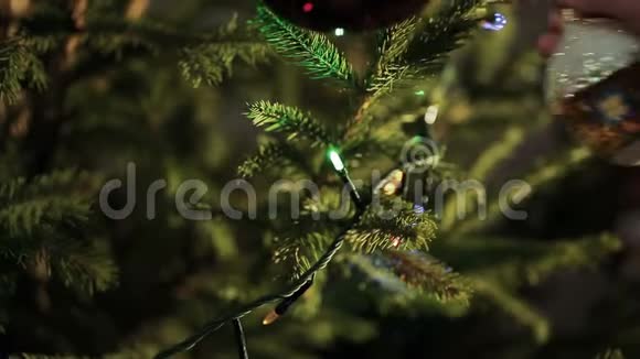 用玩具屋装饰的圣诞树视频的预览图