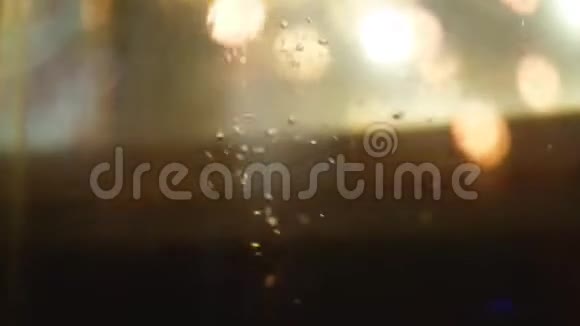 在bokeh灯背景下水族馆的气泡框架在水族馆的背景下特写气泡上升视频的预览图