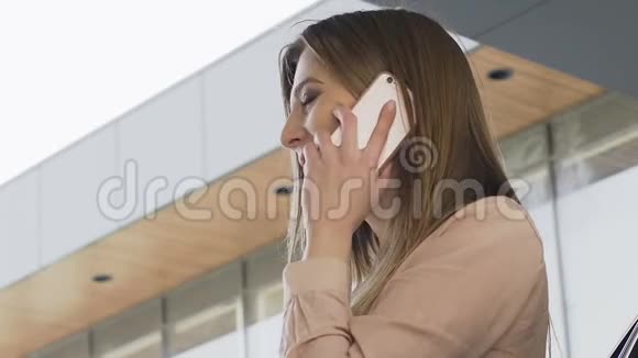 在休息期间可爱的女办公室工作人员站在户外打电话视频的预览图