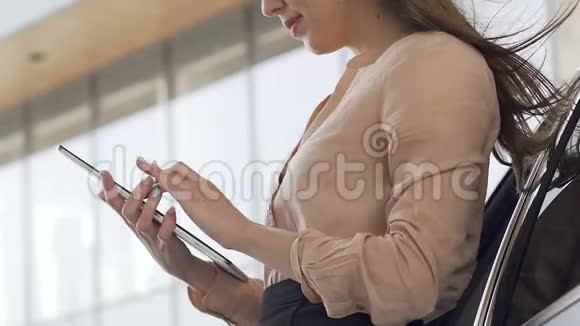商务女士在会议前完成平板电脑演示视频的预览图