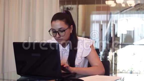 商务女孩在办公室坐在桌子旁的电脑上看到好消息后很高兴视频的预览图