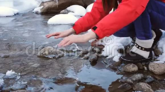 冬天的女人正从一条山河里获得干净清澈的水和饮料视频的预览图